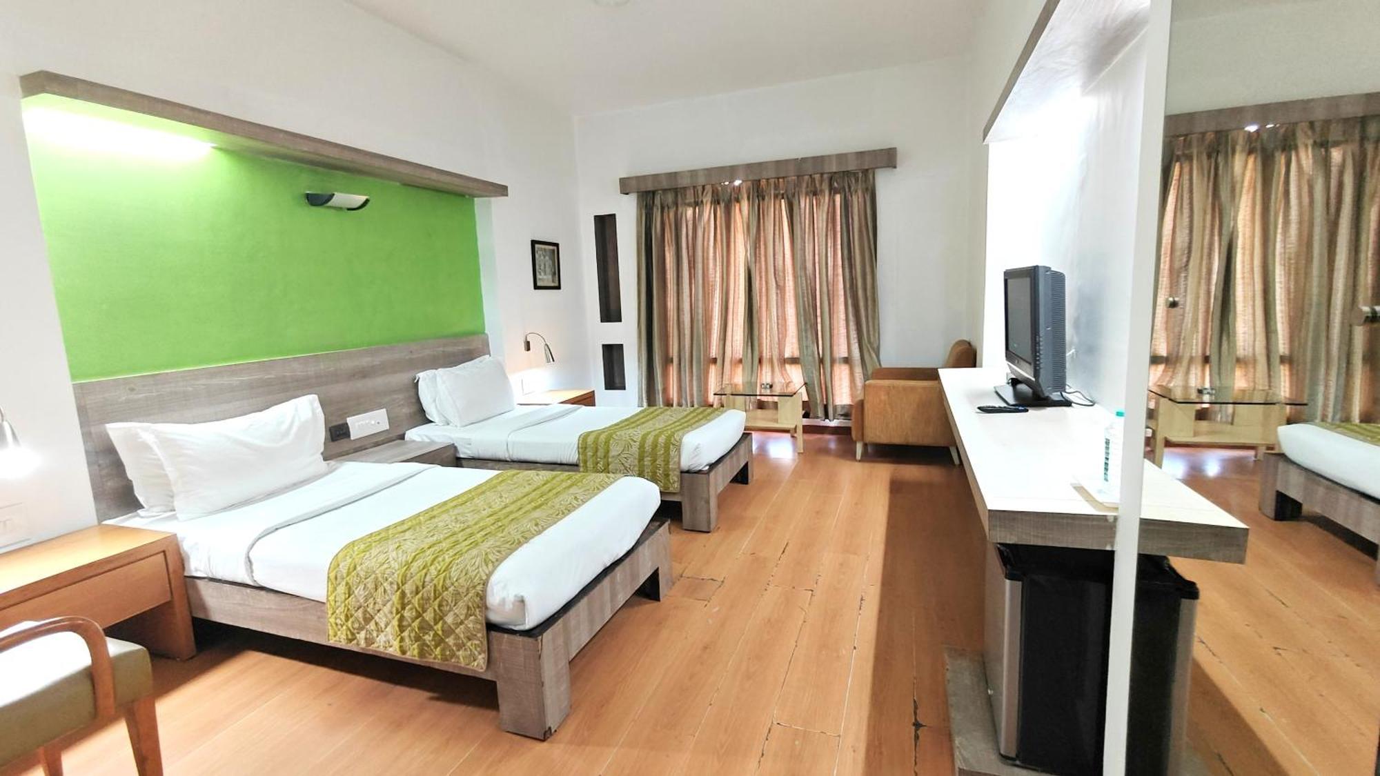 The Sky Imperial, Gandhinagar Otel Dış mekan fotoğraf